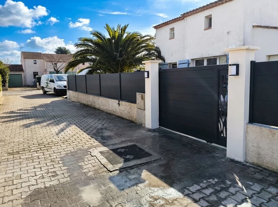 Portail coulissant aluminium anthracite laqué, lames horizontales avec insert décoratif ajouré
