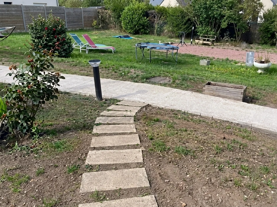 Jardin résidentiel aménagé, vue extérieure de jour
