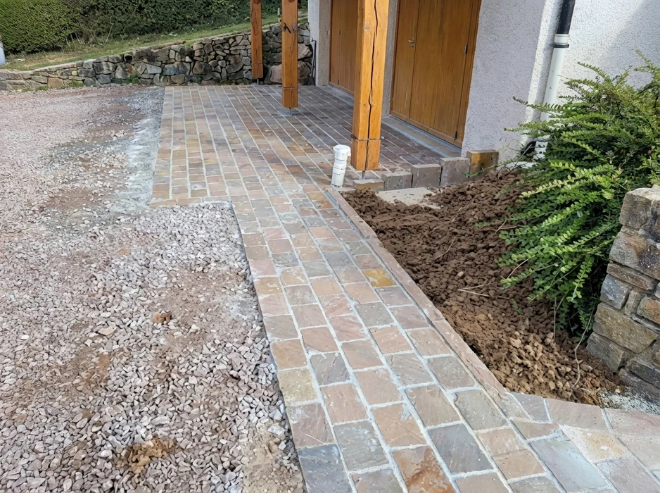 Allée d'entrée de maison en cours d'aménagement extérieur