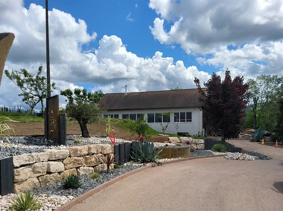 Aménagement paysager d'entrée de domaine viticole