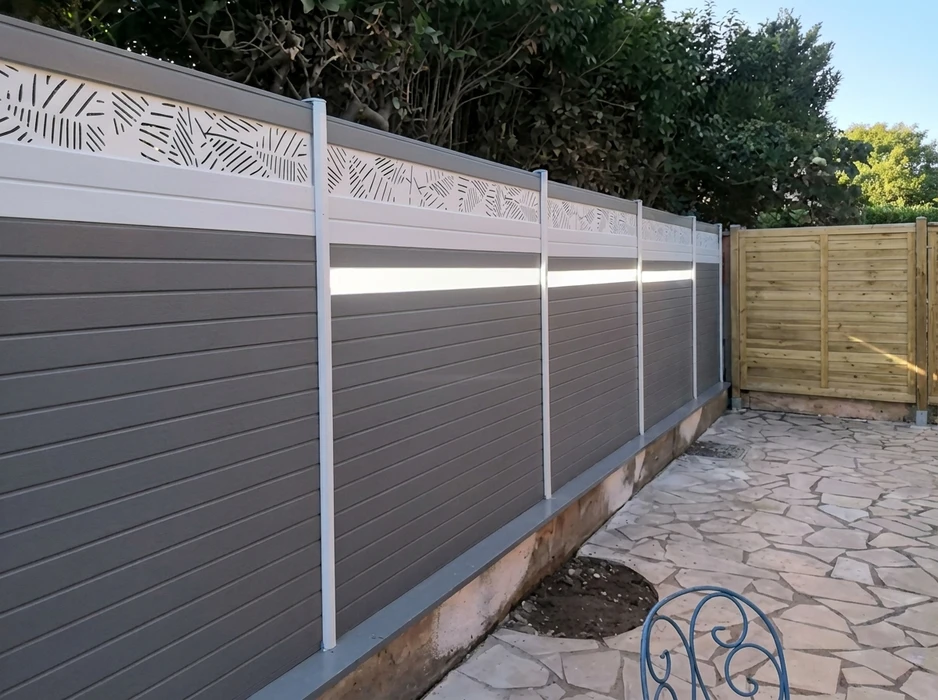 Aménagement paysager extérieur avec terrasse en lames de composite bois gris foncé