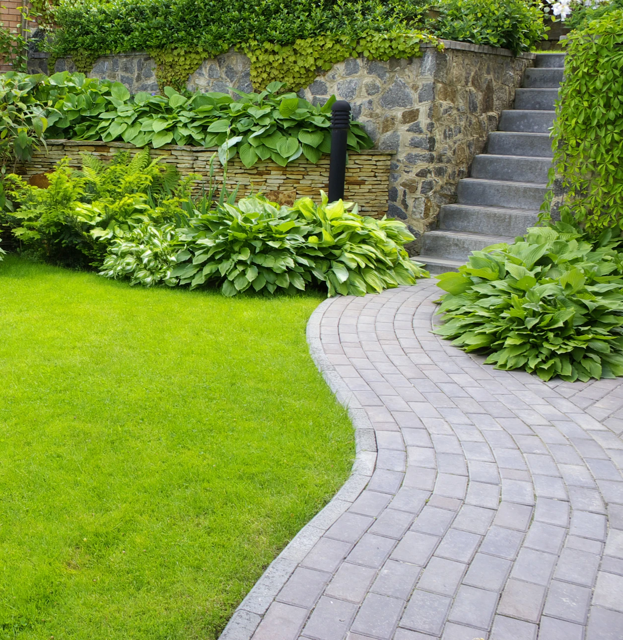 Scène extérieure de jardinage en automne avec personne en bottes jaunes utilisant une bêche pour retourner la terre